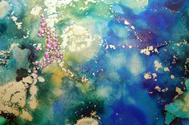 Alkol mürekkebi mavi, yeşil, altın rengi ve kristal elmaslı soyut akışkan sanat resimlerinin sanat fotoğrafçılığı