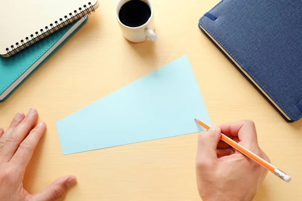 Bovenaanzicht Afbeelding Van Blanco Papier Briefje Naast Kopje Koffie Kantoor — Stockfoto