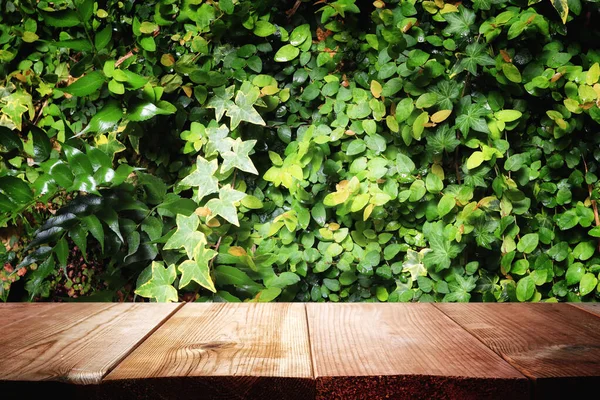 Tavolo Legno Davanti Sfondo Floreale Verde Tropicale Esposizione Presentazione Del — Foto Stock