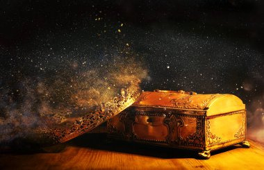 Altın hazine sandığının üzerindeki güzel kraliçe ve kral tacının gösterişsiz görüntüsü. Eski model filtrelenmiş. fantezi ortaçağ dönemi