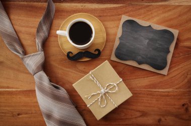 Babalar Günü kompozisyonu, klasik baba aksesuarları ve karatahta.