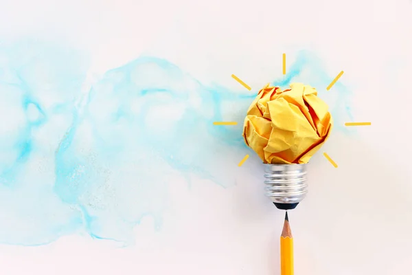 教育の概念イメージ 創造的なアイデアと革新 電球の比喩としての紙のしわ — ストック写真