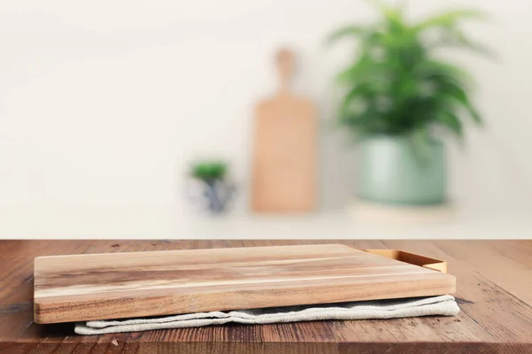 空のテーブルボードと焦点を当てたモダンなキッチンの背景 商品表示のコンセプト — ストック写真