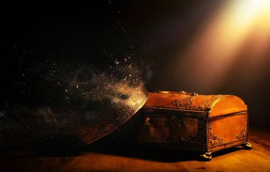 Altın hazine sandığının üzerinde güzel bir kraliçe ya da kral tacı resmi. Eski model filtrelenmiş. fantezi ortaçağ dönemi