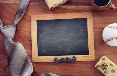 Babalar Günü kompozisyonu, klasik baba aksesuarları ve karatahta.