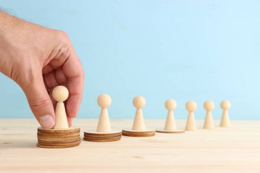 Tahta bloklar ve masa, insan kaynakları ve yönetim konsepti üzerinden insan figürlerinin iş konsepti