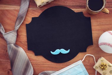 Babalar günü kompozisyonu, klasik baba aksesuarları, karatahta ve coronavurus koruma yüz maskesi.