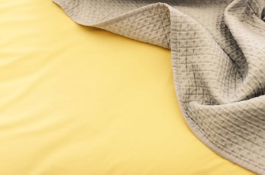 sarı ve gri yatak çarşafları