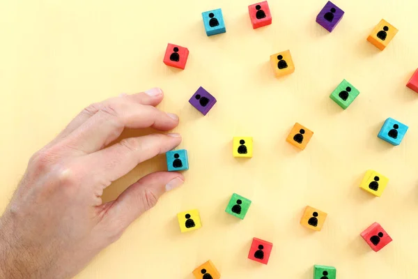 Imagem Blocos Tangram Com Ícones Pessoas Sobre Mesa Madeira Recursos — Fotografia de Stock