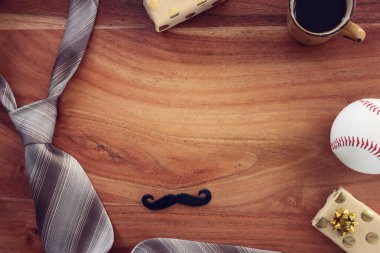 Babalar Günü kompozisyonu, klasik baba aksesuarları ve karatahta.