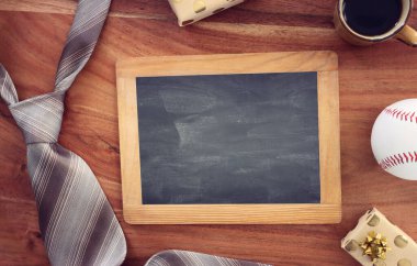 Babalar Günü kompozisyonu, klasik baba aksesuarları ve karatahta.