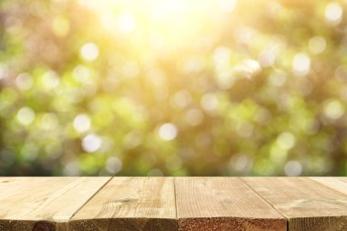 Kırsal kesimin önündeki boş köy masası. ürün gösterimi ve piknik konsepti