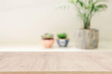 Boş masa tahtası ve eski tip tuvalet masası arkaplanı. ürün görüntüleme konsepti
