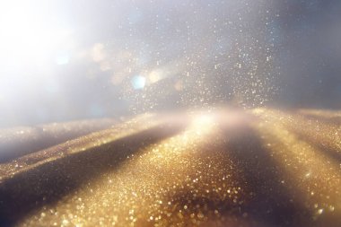 Soyut altın ve siyah parıltılı ışıkların arkaplanı. Odaklanamadı