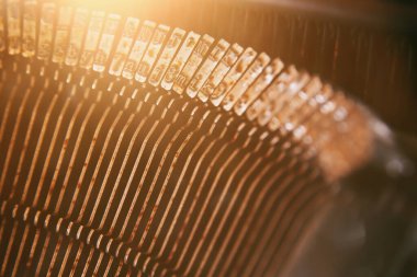 Klasik daktilo harflerinin resmini kapat