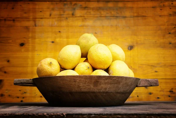 Immagine Gruppo Limoni Freschi Vecchio Tavolo Vintage Legno — Foto Stock