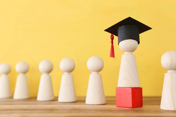 Imagem Conceito Educação Pessoas Madeira Figura Com Chapéu Graduação — Fotografia de Stock