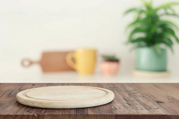 Boş Masa Tahtası Odaklanmış Modern Mutfak Arka Planı Ürün Görüntüleme — Stok fotoğraf