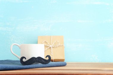 Babalar günü kompozisyonu. Masanın üzerinde sıcak bir fincan kahve ve mavi arka plan.