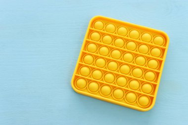 Moda sarısı. Kıpır kıpır bir oyuncak.