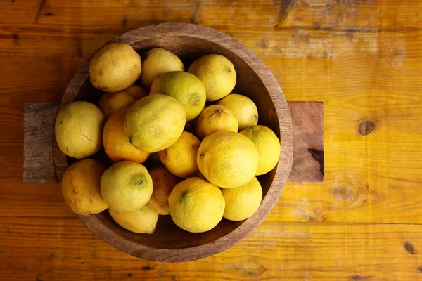 Eski Ahşap Masanın Üzerinde Bir Grup Taze Limon Resmi — Stok fotoğraf