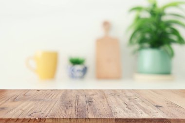 Boş masa tahtası ve odaklanmış modern mutfak arka planı. ürün görüntüleme konsepti