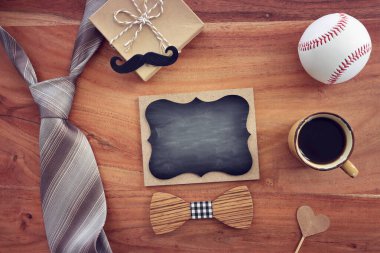 Babalar Günü kompozisyonu, klasik baba aksesuarları ve karatahta.