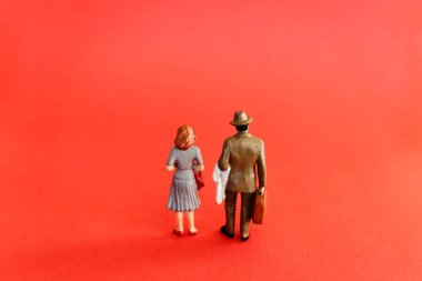 Bekleyen evli çift metaforu.