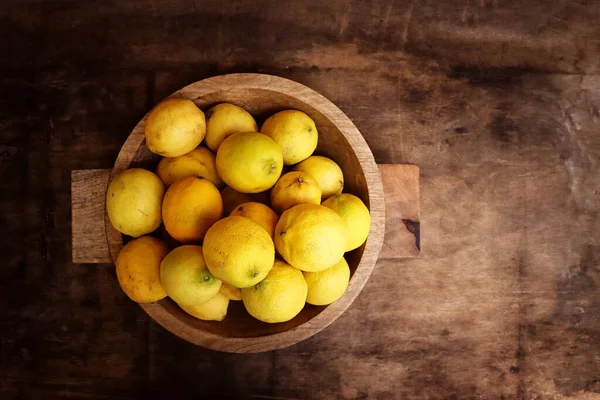 Gambar Sekelompok Lemon Segar Atas Meja Kayu Vintage Tua — Stok Foto