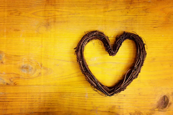 Forma Corazón Woodem Sobre Fondo Amarillo — Foto de Stock