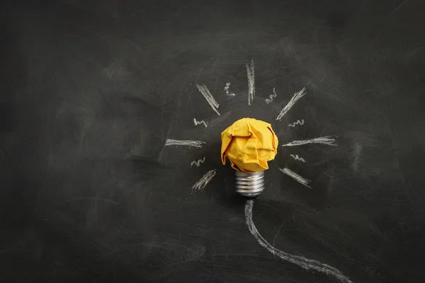 Образ Концепции Образования Творческая Идея Инновации Смятая Бумага Метафора Лампочки — стоковое фото