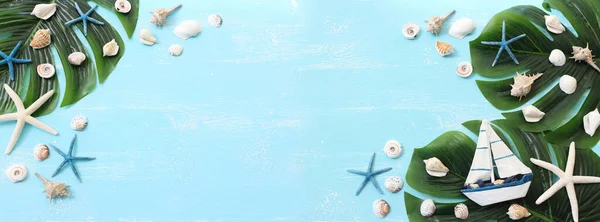 Concetto Nautico Con Barca Vela Decorativa Bianca Conchiglie Sfondo Legno — Foto Stock