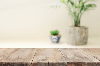 Boş masa tahtası ve eski tip tuvalet masası arkaplanı. ürün görüntüleme konsepti