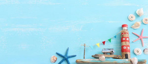 ボート 流木のビーチ灯台 貝殻や木の背景にヒトデとして海のライフスタイルオブジェクトと航海の概念のトップビュー — ストック写真