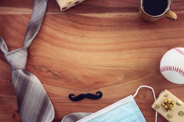 Babalar günü kompozisyonu, klasik baba aksesuarları, karatahta ve coronavurus koruma yüz maskesi.