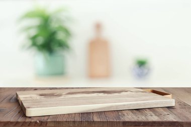 Boş masa tahtası ve odaklanmış modern mutfak arka planı. ürün görüntüleme konsepti