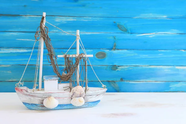Nautisch Concept Met Witte Decoratieve Zeilboot Schelpen Houten Tafel Blauwe — Stockfoto