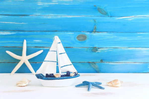 Beyaz Dekoratif Yelkenli Tekne Ahşap Masa Üzerinde Deniz Kabukları Mavi — Stok fotoğraf