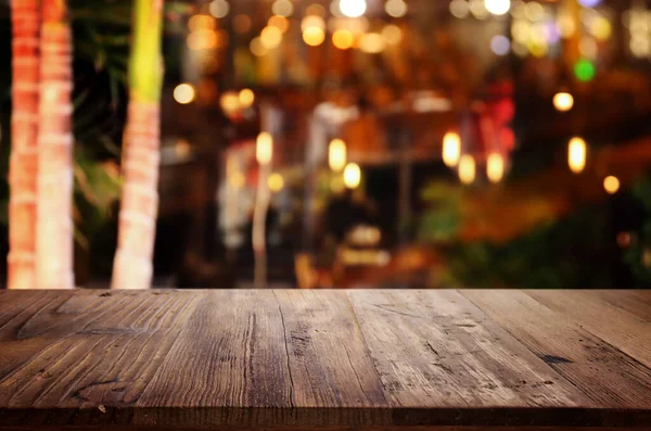 Soyut Bulanık Restoran Işıklarının Önündeki Ahşap Masanın Arkaplan Resmi — Stok fotoğraf