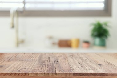 Boş masa tahtası ve odaklanmış modern mutfak arka planı. ürün görüntüleme konsepti