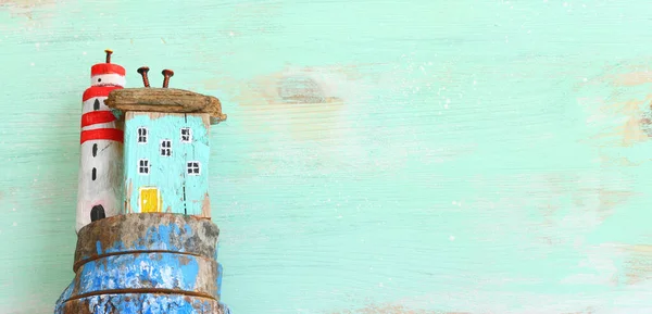 Koncepcja Żeglarska Dryfującymi Domami Plaży Latarnią Morską Nad Drewnianym Stołem — Zdjęcie stockowe