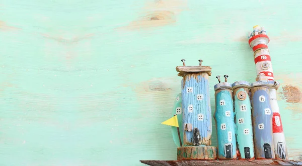 Морская Концепция Деревянными Пляжными Домиками Маяком Над Деревянным Столом — стоковое фото