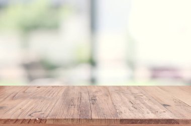 Boş masa tahtası ve kapalı alanda odaklanmış arka plan. ürün görüntüleme konsepti