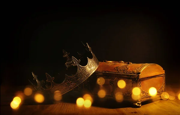 Imagem Chave Baixa Bela Rainha Rei Coroa Sobre Ouro Tesouro — Fotografia de Stock