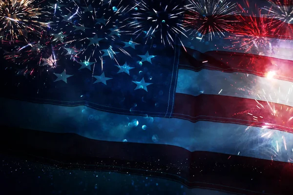 Işıltılı arka planı ve havai fişekleri olan Amerikan bayrağı