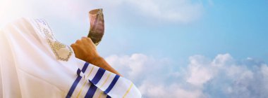Yahudi adam Rosh Hashanah 'ın (Yeni Yıl) Shofar' ını üflüyor. Dini sembol