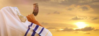 Yahudi adam Rosh Hashanah 'ın (Yeni Yıl) Shofar' ını üflüyor. Dini sembol