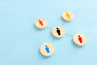 Tahta masa, insan kaynakları ve yönetim kavramının üzerinde insanların simgeleri olan bulmaca blokları iş konsepti imajı