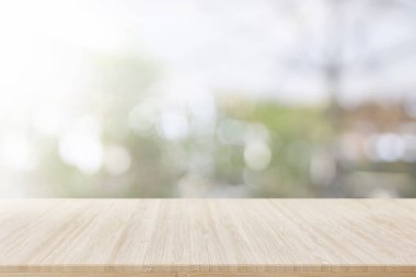 Soyut bulanık restoranın önündeki ahşap masanın arkaplan resmi