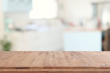 Boş masa tahtası ve odaklanmış modern mutfak arka planı. ürün görüntüleme konsepti